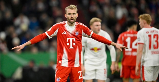 Konrad Laimer im roten Trikot des FC Bayern München blickt fokussiert während eines Spiels