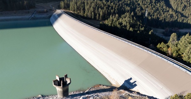 Staumauer und Speichersee des Kraftwerk Kühtai in Tirol aus der Vogelperspektive während der Befüllung des neuen Pumpspeichers.