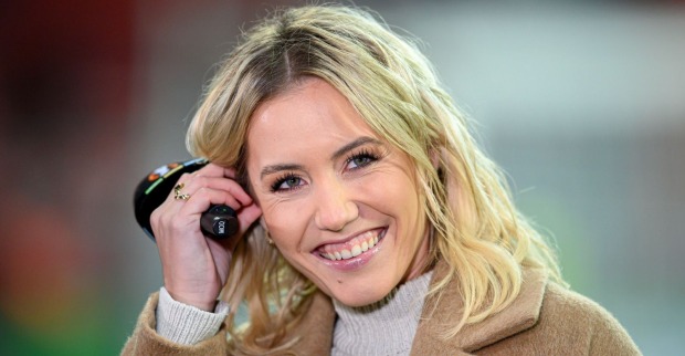 Laura Papendick lächelt in die Kamera. Die RTL-Sportmoderatorin wurde zum zweiten Mal Mutter und verkündete die Geburt ihres Sohnes auf Instagram.
