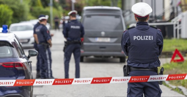 Polizeieinsatz mit Absperrband und Beamten nach Leichenfund in Klagenfurt St. Ruprecht