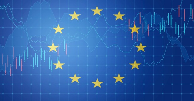 EU-Flagge mit Börsenchart im Hintergrund symbolisiert steigenden Leitzins und Entwicklungen an den Finanzmärkten in der Eurozone