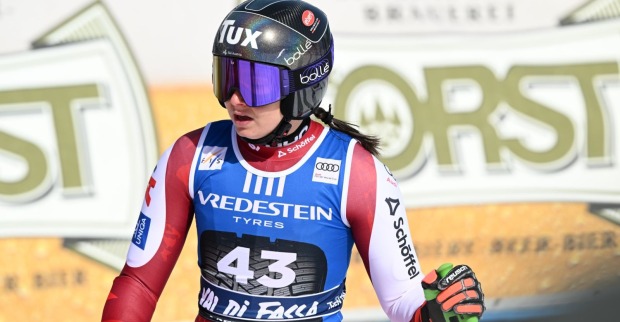 Die österreichische Skirennläuferin Lena Wechner lächelt in ihrer ÖSV-Rennbekleidung im Zielraum eines Skirennens