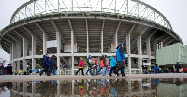 Aufnahme des Wiener Ernst-Happel-Stadions an dem am Dienstag das Linkin-Park-Konzert stattfinden wird bei Regen