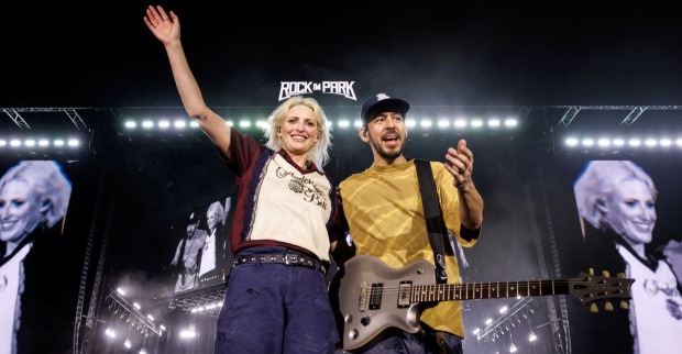Mike Shinoda und Emily Armstrong von der Band Linkin Park während eines Konzerts bei Rock im Park (D)