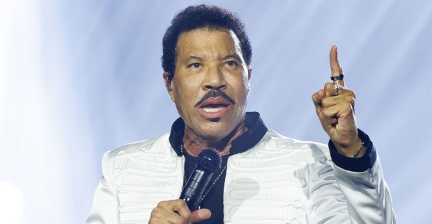 Lionel Richie bei einem Konzert auf der Bühne. Der Sänger musste seinen Auftritt nach Schwindel vorzeitig abbrechen und wurde anschließend ins Krankenhaus gebracht.