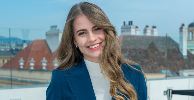 Lisa-Marie Schiffner schwanger: Die österreichische Influencerin lächelt bei einem Fototermin in die Kamera. Die 25-Jährige erwartet gemeinsam mit Partner Nico Rauchenwald ihr erstes Kind.