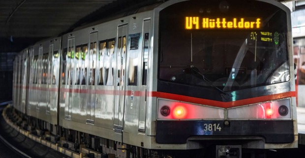 U-Bahn Wien U4 Richtung Hütteldorf fährt in Station ein
