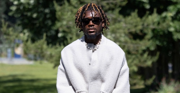 Manu Koné in einem coolen Outfit.
