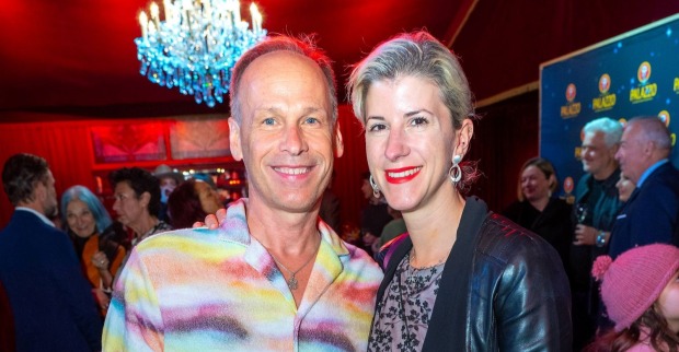Marcus Wadsak mit Ehefrau Therese Frank bei einem gemeinsamen öffentlichen Auftritt in Wien. Das Paar sorgte zuletzt mit seiner Hochzeit und einem kuriosen Instagram-Posting des ORF-Wettermoderators für Schlagzeilen.