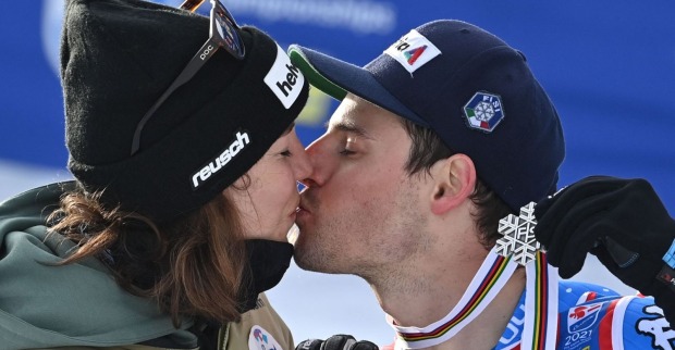 Michelle Gisin küsst ihren Partner Luca De Aliprandini nach einem Ski-Rennen. Das Paar hat 2026 geheiratet, nachdem es zu Beginn der Beziehung eine kurze Trennung überstanden hatte.