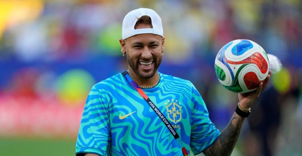 Verletzung: neymarlächelt bei der WM 2026 und hält einen Ball in der Hand, während er erneut Vater wird