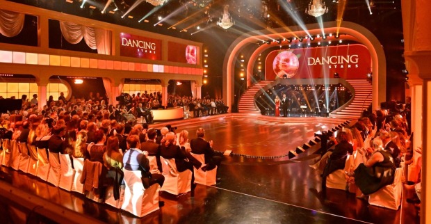 Bühne der ORF-Tanzshow „Dancing Stars“ mit Publikum und beleuchteter Tanzfläche. Ex-Teilnehmerin Nicole Wesner sorgte jetzt mit ihrer heimlichen Hochzeit mit Leonardo Cappadonna für Schlagzeilen.