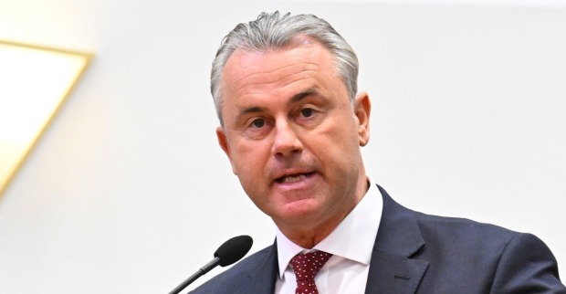 Norbert Hofer bei einem öffentlichen Auftritt am Rednerpult, Führerscheinentzug wegen Alkohol-Vorfall im Burgenland