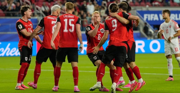 Österreichische Nationalspieler jubeln gemeinsam nach Tor beim WM-Spiel gegen Jordanien in Santa Clara