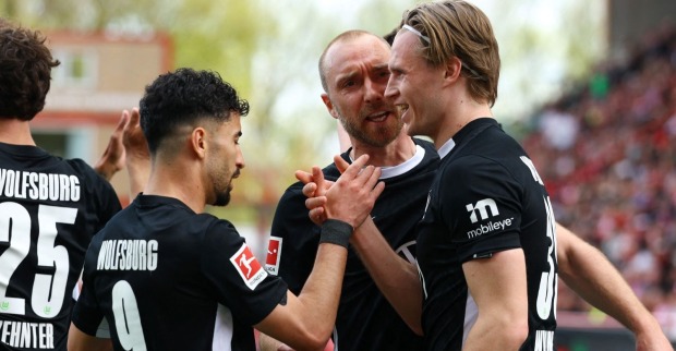Patrick Wimmer steht gemeinsam mit Christian Eriksen auf dem Spielfeld