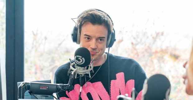 Philipp HANSA hinter dem Mikrofon im ö3 Studio.