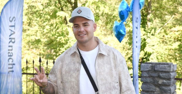 Pietro Lombardi bei einem Event im Freien mit Kappe und lässigem Outfit