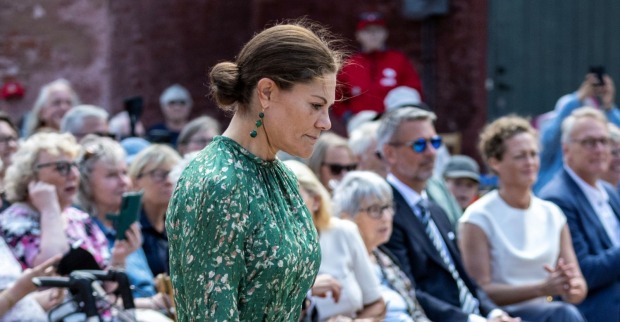 Kronprinzessin Victoria von Schweden schaut mit glänzenden, feuchten Augen und einem emotionalen Gesichtsausdruck auf den Boden