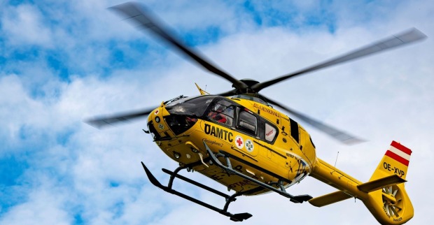 Ein Rettungshubschrauber fliegt in der Luft