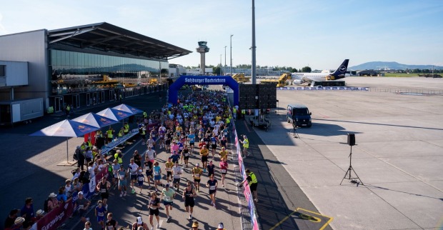 Viele Läufer beim Airportlauf Salzburg.