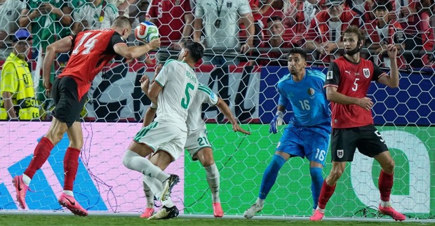 Teams für Sechzehntelfinale fix: Kopfballszene im Strafraum bei der WM 2026 mit mehreren Nationalspielern