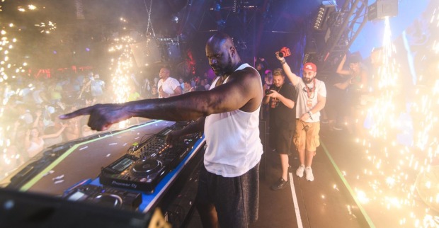 DJ Diesel (Shaq O'Neal) an den Turntables auf der Bühne.
