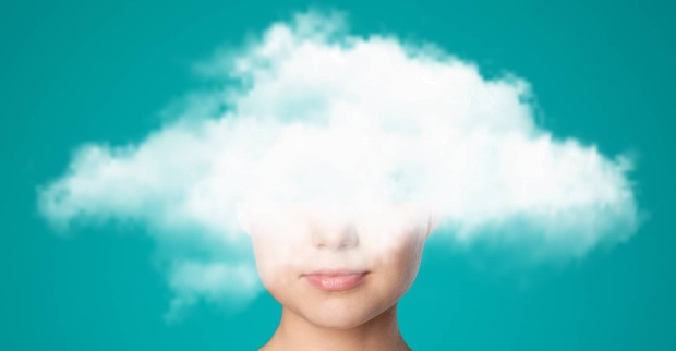 Frauenkopf versteckt durch Wolke | Credit: Billion Photos/Shutterstock