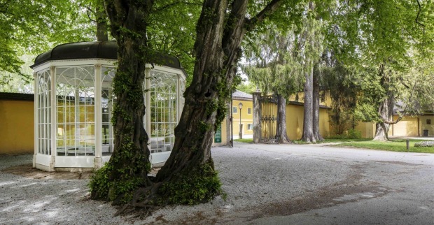 Pavillon aus dem Film Sound of Music im Hof des neuen Museums in Hellbrunn, Salzburg.