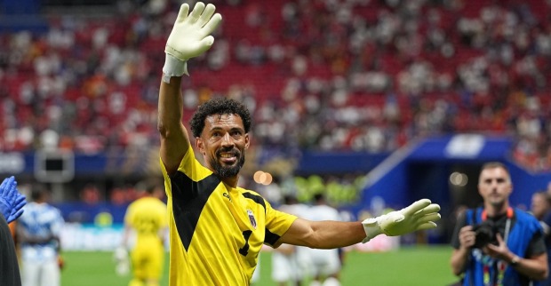 Viel umjubelt: Torhüter Vozinha nach dem Spiel gegen Spanien.