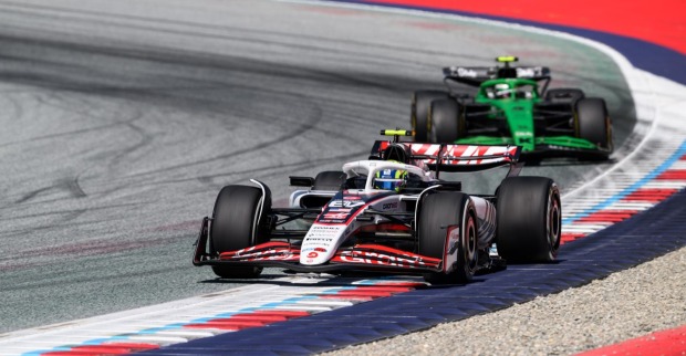 Formel-1-Autos beim Rennen in Spielberg bei extremer Hitze – neue FIA-Regel mit Hitzealarm und Kühlungssystemen im Fokus