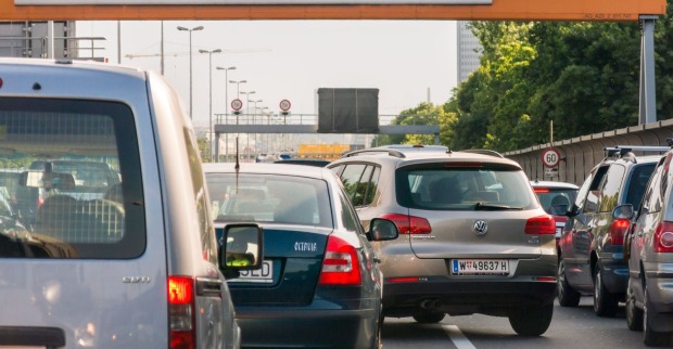 Stau auf einer Autobahn in Österreich: Dichter Reiseverkehr zum Ferienbeginn sorgt auf wichtigen Transitrouten wie Brennerautobahn und Inntalautobahn für Verzögerungen.