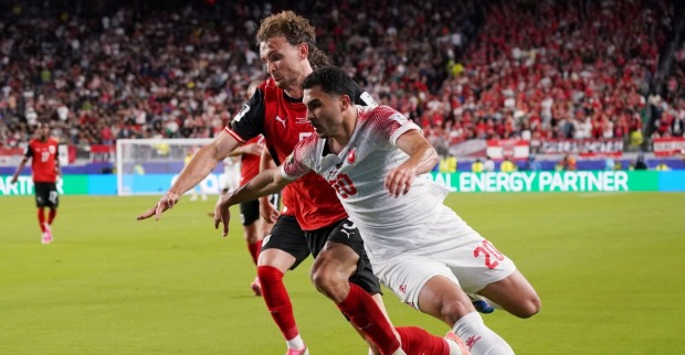 Stefan Posch im WM-Spiel gegen Jordanien im Zweikampf – ÖFB-Spieler trotz Kieferbruch im Einsatz