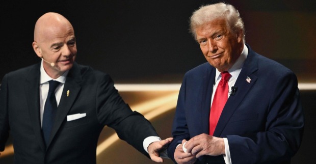 Gianni Infantino und Donald Trump während der WM 2026 Auslosung.
