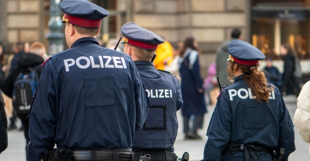 Österreichische Polizeibeamte patrouillieren während ihres Einsatzes.