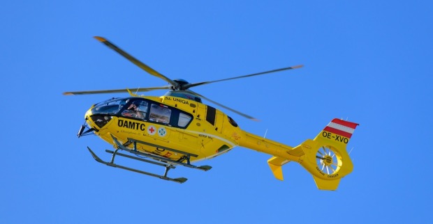 Rettungshubschrauber im Einsatz als Symbolbild für den tragischen Unfall am Untersberg.