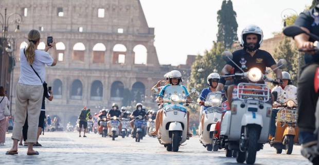 Viele Vespa-Fahrer vor dem Kolosseum im Rom