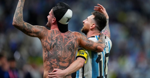 Fußballer Tattoo Rücken groß Messi Teamkollege Jubel moderner Fußball tätowiert Rodrigo de Paul Argentinien