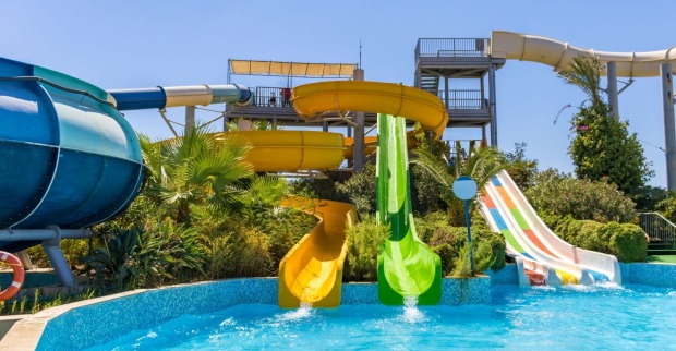 Wasserrutsche Freizeitbad Pool Anlage Unfall Deutschland Trichter Rutsche