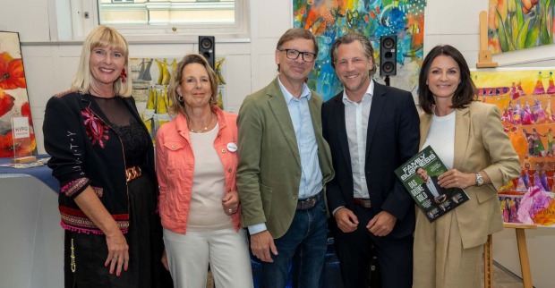 Mehrere Menschen lächeln in die Kamera