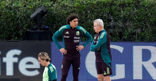 Javier Aguirre und Guillermo Ochoa während einer Trainingseinheit des mexikanischen