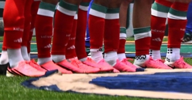 WM 2026 pinke Schuhe Fußballspieler Nahaufnahme pinke Fußballschuhe Trend Nike Adidas Puma