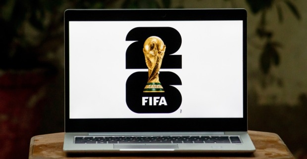 FIFA-Fußballweltmeisterschaft 2026 Logo auf einem Laptop mit Outdoor-Hintergrund.