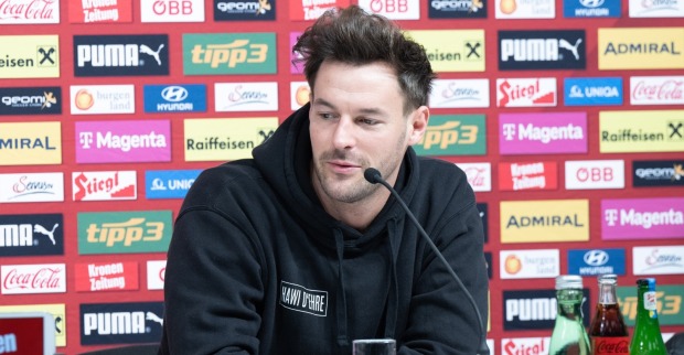 Musiker Paul Pizzera während der PK ÖFB Präsentation des offiziellen Songs des Nationalteams "hoch gwimmas (n)imma".