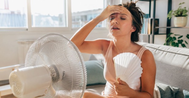Sommerhitze kann Wohnungen schnell auf über 30 Grad aufheizen. Mit einfachen Maßnahmen bleibt es auch ohne Klimaanlage deutlich angenehmer.