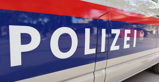 Polizeifahrzeug in Wien-Donaustadt nach tödlicher Attacke in der Zieritzgasse, bei der ein Mann tot geprügelt wird