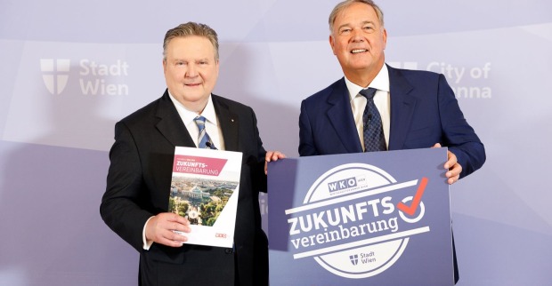 Bürgermeister Ludwig und WK Wien-Präsident Ruck in dunklen Anzügen präsentieren Zukunftsvereinbarung