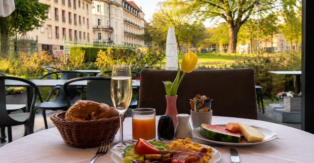 Köstlich zubereitetes Frühstück auf der Terrasse eines Hotels | Credit: At the Park Hotel