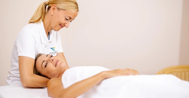 Masseurin bei der Arbeit | Credit: Hotel Warmbaderhof