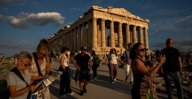Touristen vor der Akropolis in Athen. Nahe der berühmten Sehenswürdigkeit ereignete sich ein Messerangriff, bei dem ein Touristenpaar verletzt wurde.