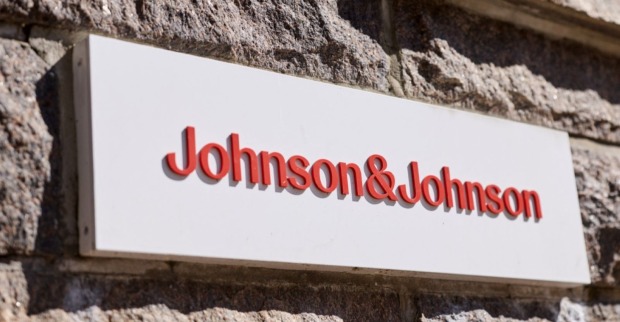 Johnson &amp; Johnson nach Milliardenvergleich im Babypuder- und Talkum-Rechtsstreit wegen Tausender Krebsklagen.